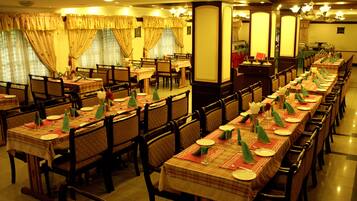 Breakfast, lunch and dinner served