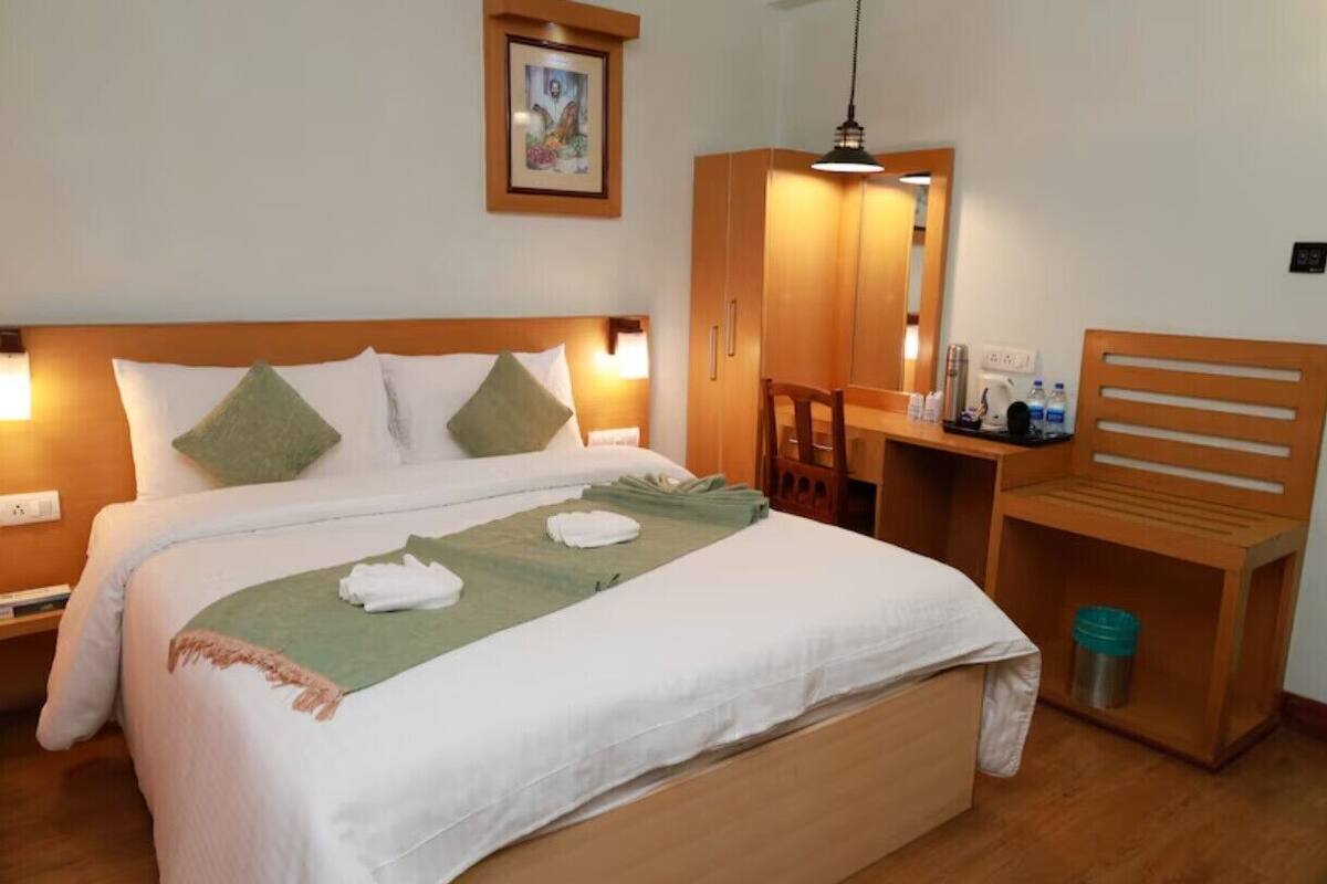 Standard Room, 1 Twin Bed, Non Smoking | Pillowtop beds, minibar, in-room safe, desk