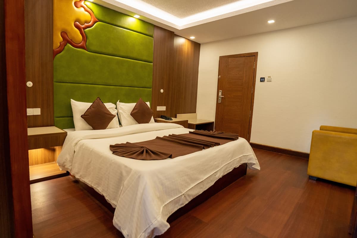 Deluxe Room | 1 bedroom, pillowtop beds, minibar, in-room safe
