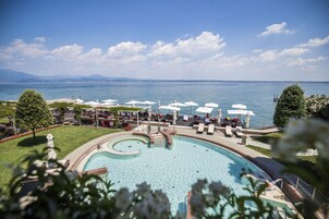 Piscina externa, guarda-sóis, espreguiçadeiras