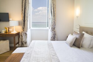 Junior Suite, Lake View (Prestige) | Premium bedding, minibar, in-room safe, free WiFi - Grand Hotel Terme Sirmione (Sirmione)