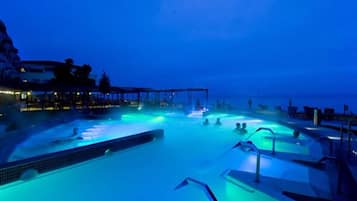 Udendørs pool, parasoller, liggestole