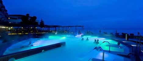 Piscine extérieure, parasols de plage, chaises longues