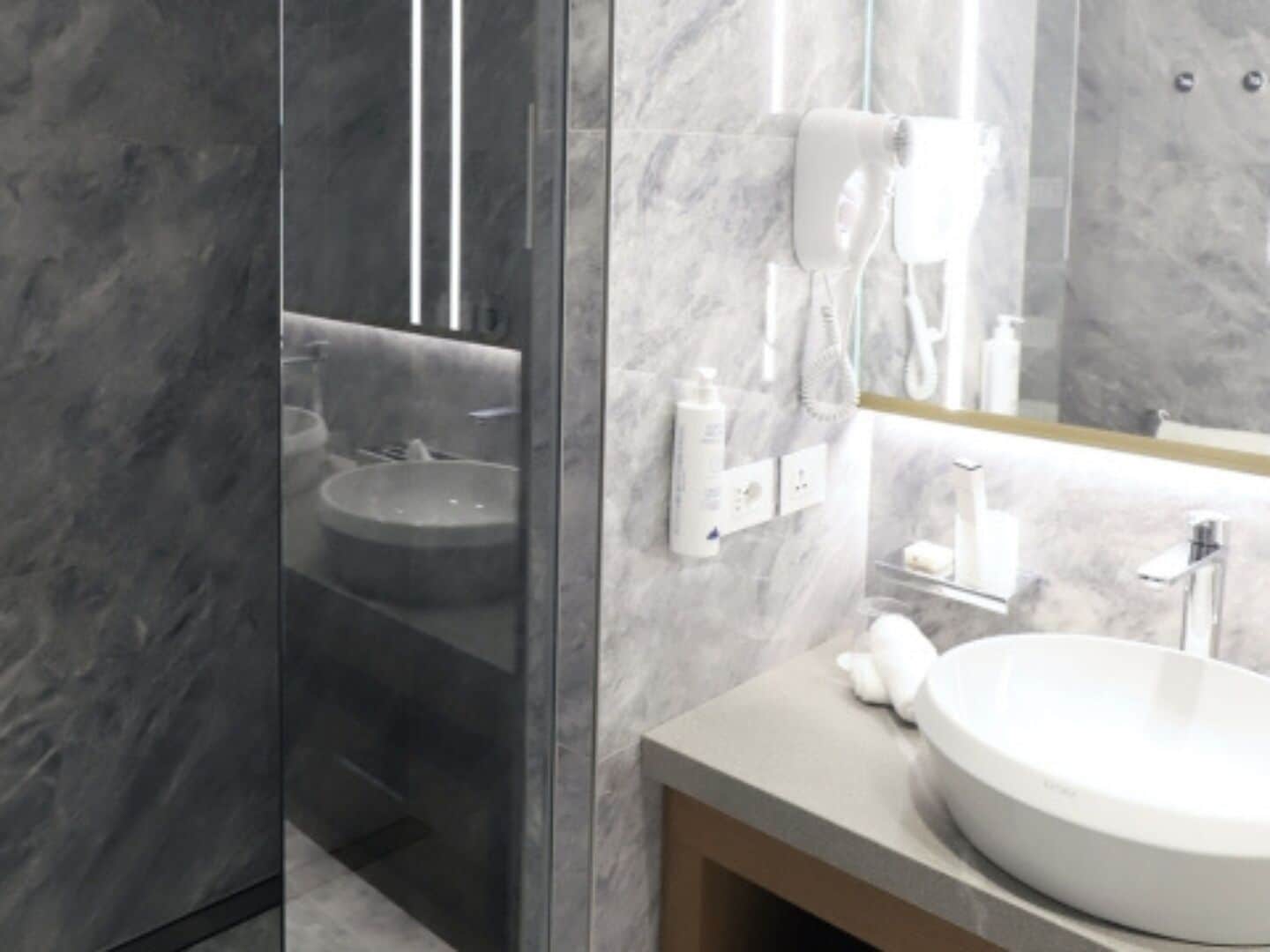 suite, lake view | bathroom | free toiletries, hair dryer, bathrobes, slippers