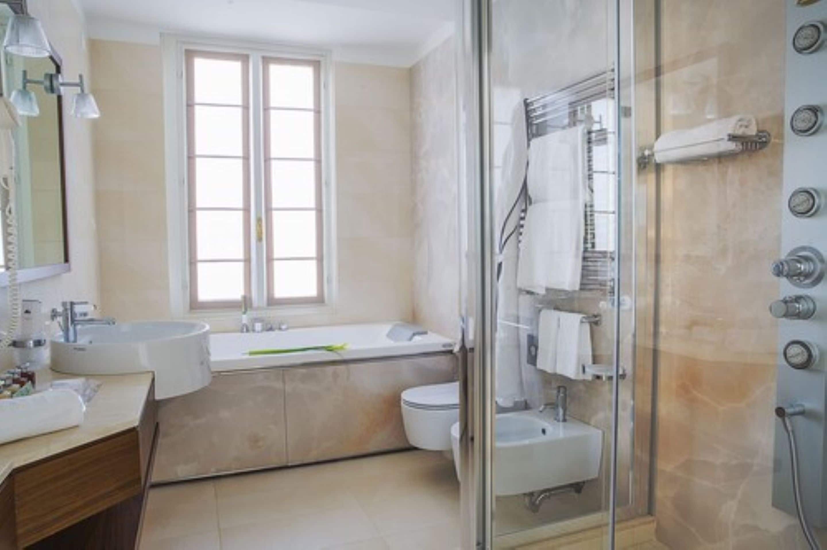 junior suite (wellness) | bathroom | free toiletries, hair dryer, bathrobes, slippers