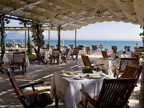 Petit-déjeuner, déjeuner et dîner servis sur place, vue sur le jardin