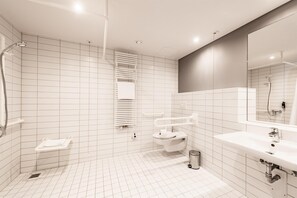 Tweepersoonskamer, rolstoeltoegankelijke douche | Rolstoeltoegankelijke badkamer