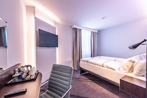 Double Room, Roll-in Shower | 1 bedroom, blackout drapes, soundproofing, iron/ironing board