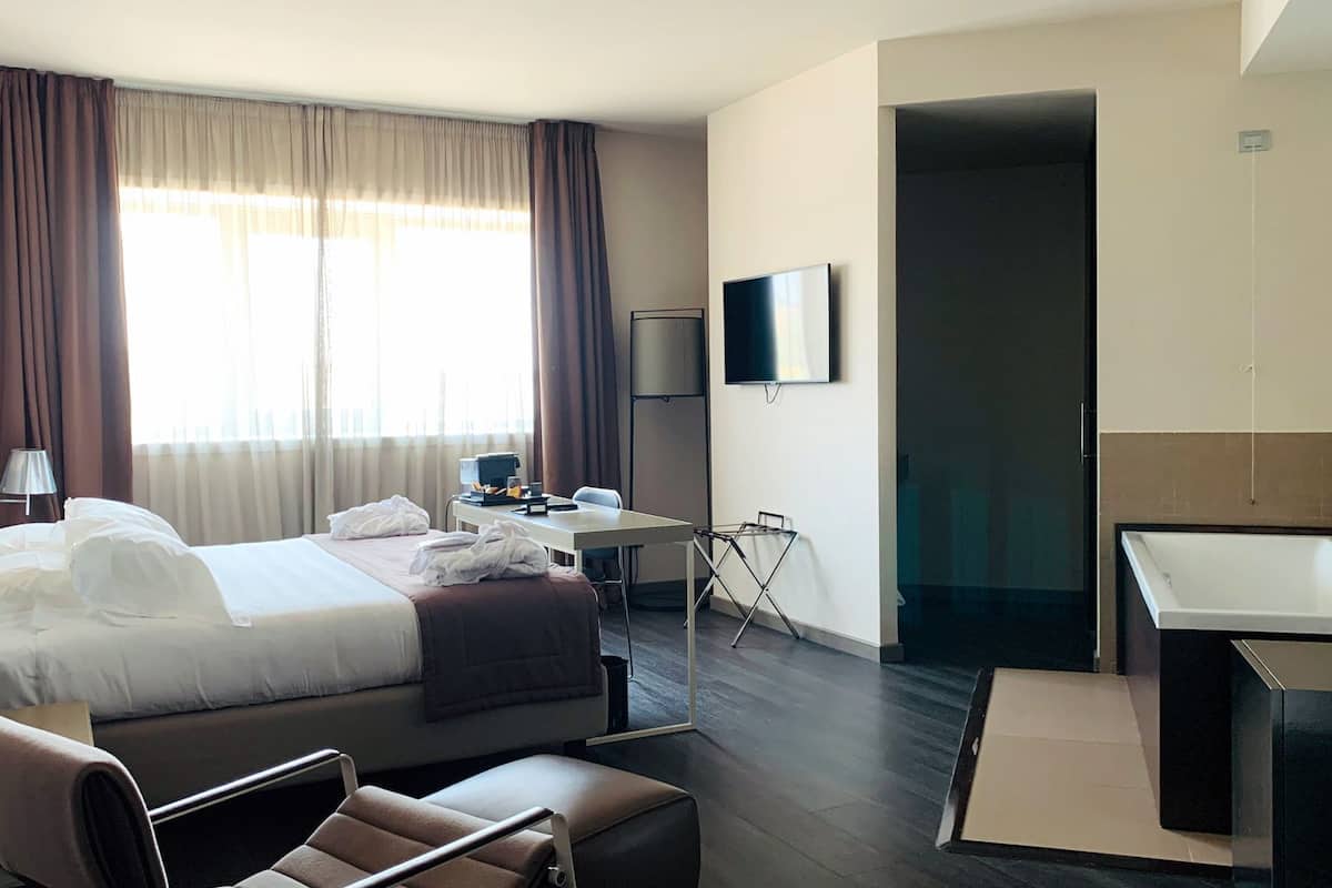 deluxe room | minibar, in-room safe, desk, soundproofing