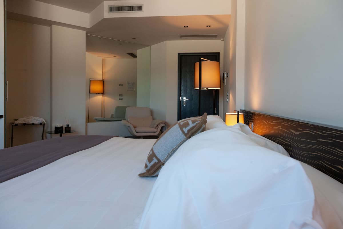 deluxe room | minibar, in-room safe, desk, soundproofing