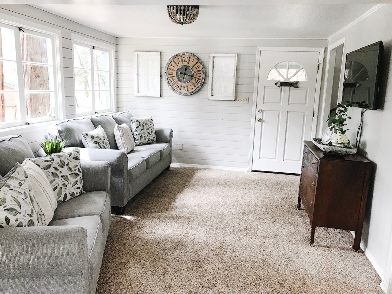 cabin 5 - juniper | living area | tv