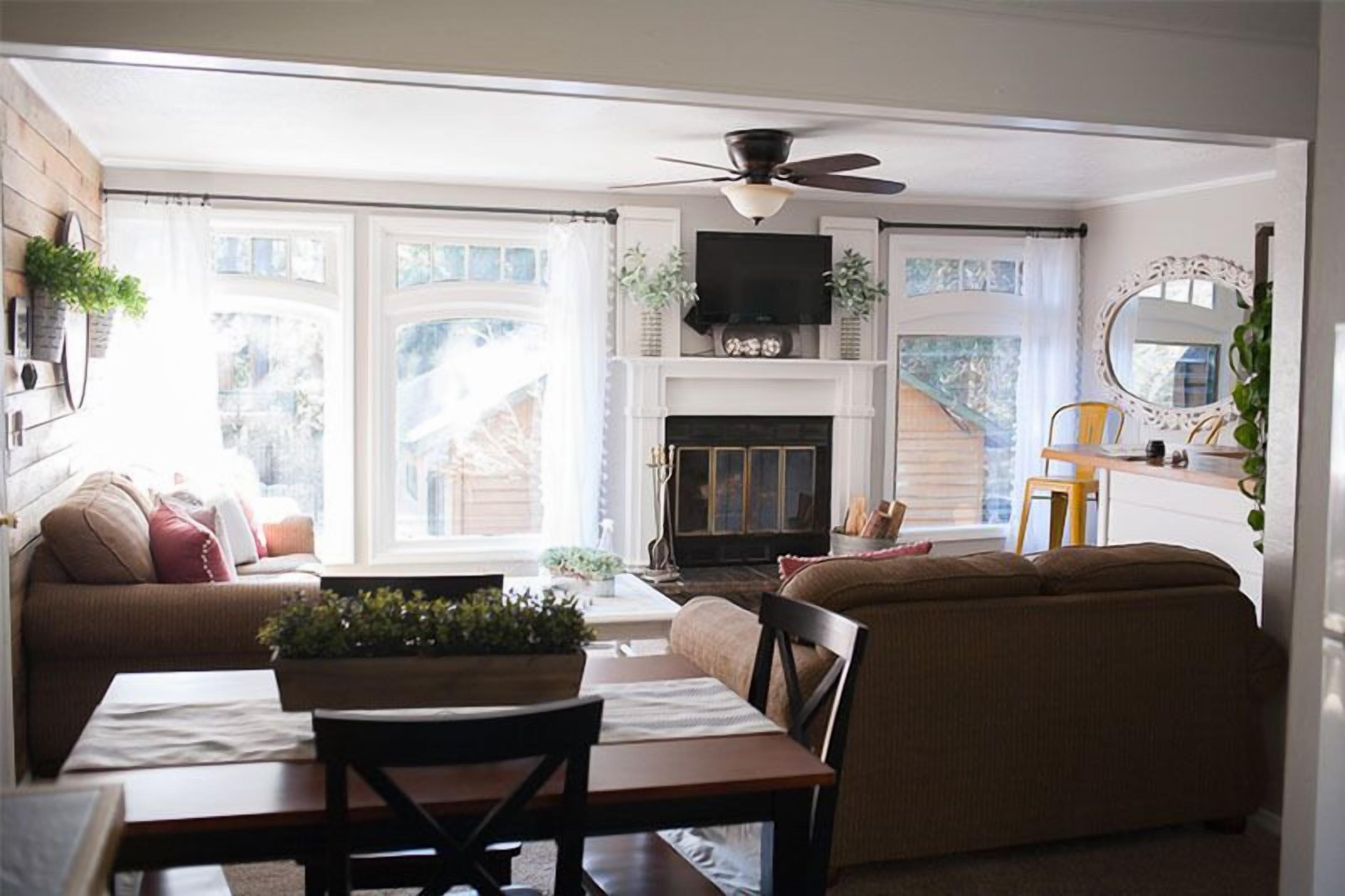 스탠다드룸 | 거실 | TV