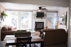 Cabin 3 - Sugar Pine | Living room | TV - Lazy Z Resort (Sonora)