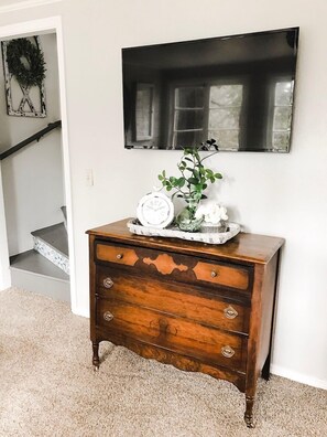 Cabin 5 - Juniper | Living area | TV