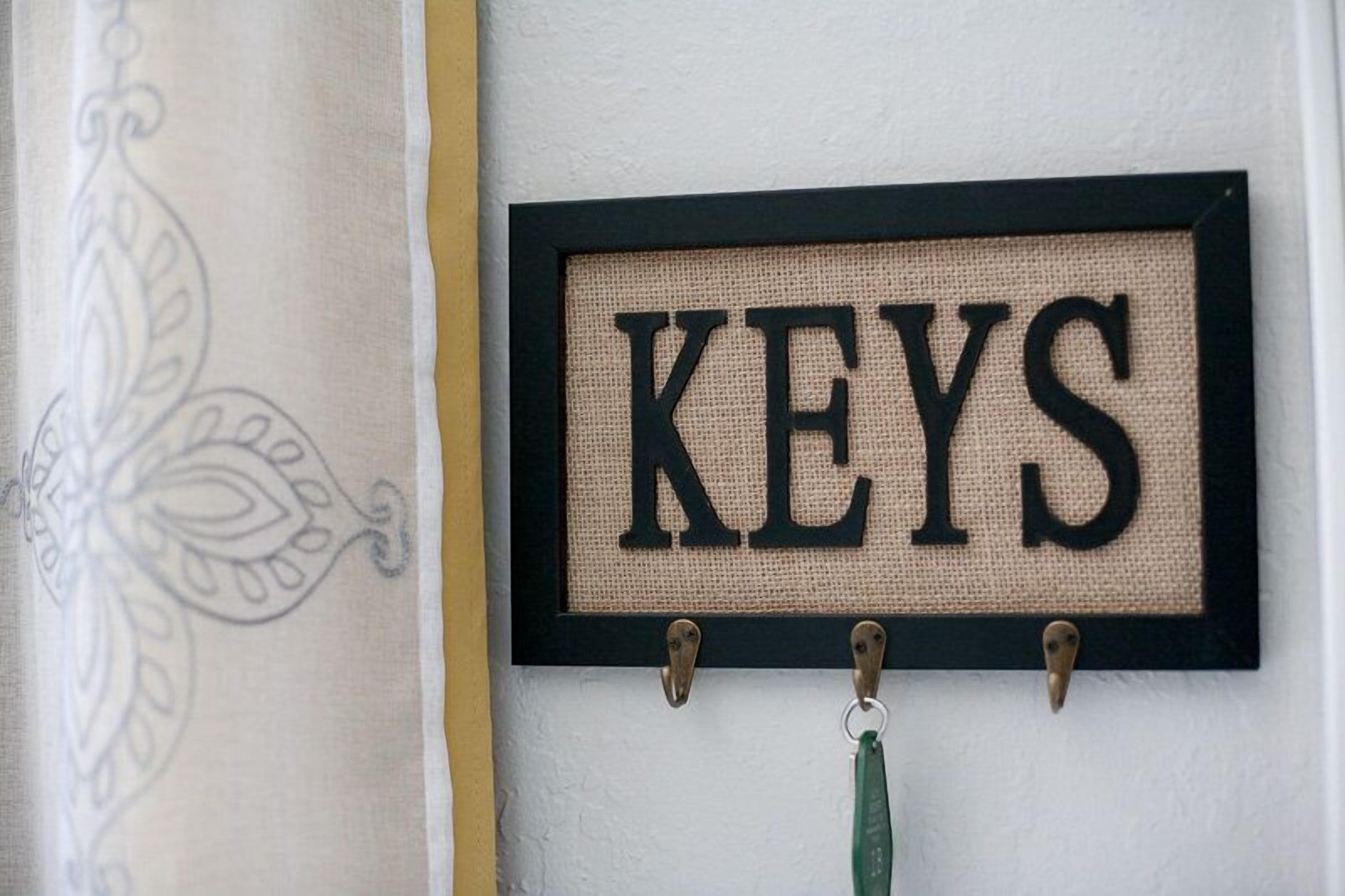 Un letrero en la pared con la palabra 'KEYS' en un marco negro.
