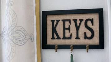 Un letrero en la pared con la palabra 'KEYS' en un marco negro.
