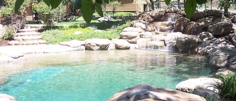 Piscina stagionale all'aperto, lettini