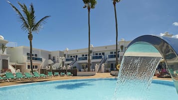 2 piscinas externas, espreguiçadeiras