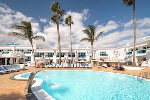 2 outdoor pools, sun loungers