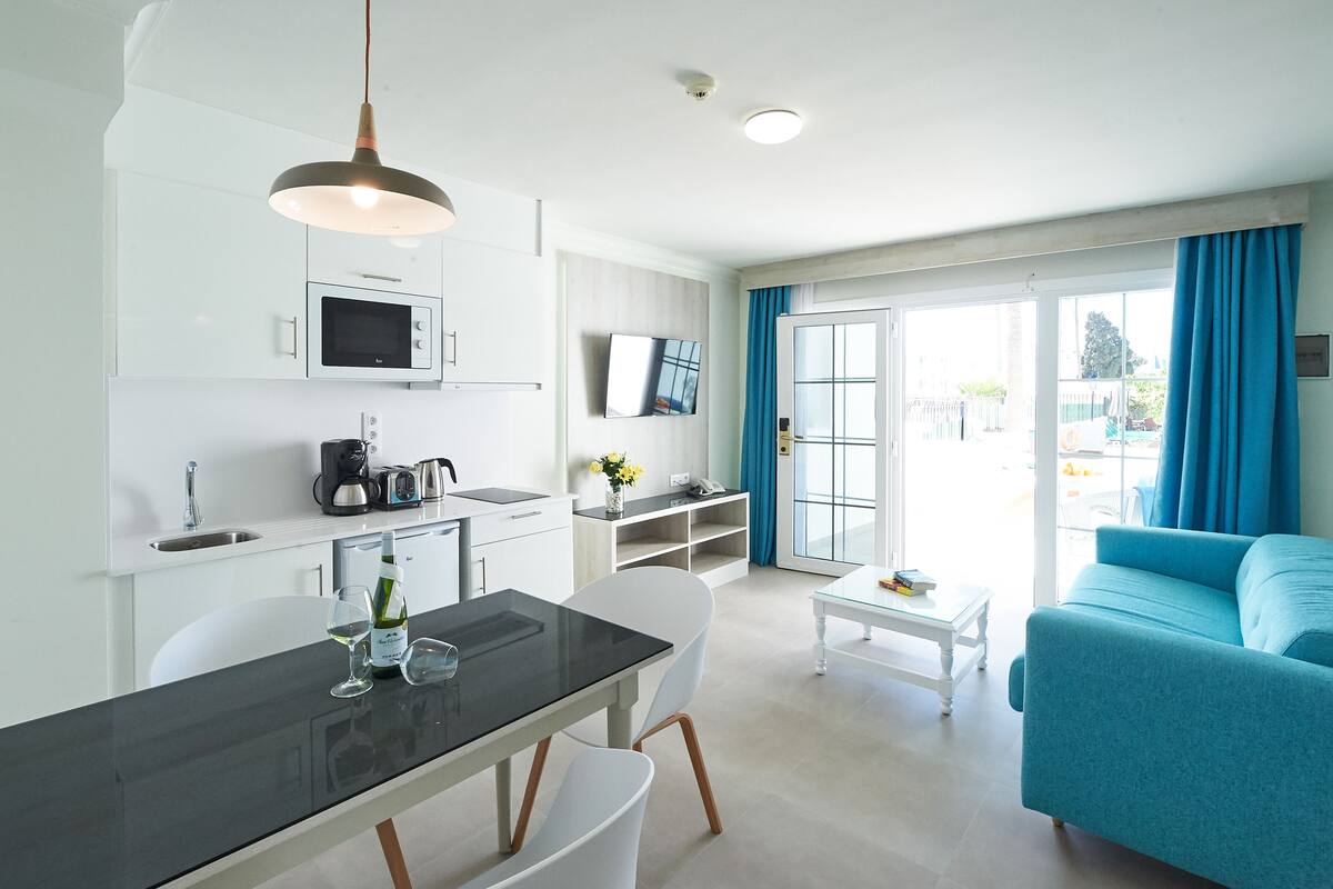 suite, 1 bedroom | private kitchen | fridge, microwave, stovetop, toaster