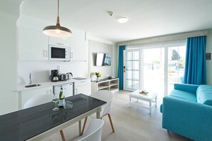 Suite, 1 Bedroom | Dapur peribadi | Peti sejuk, ketuhar gelombang mikro, dapur, pembakar roti 