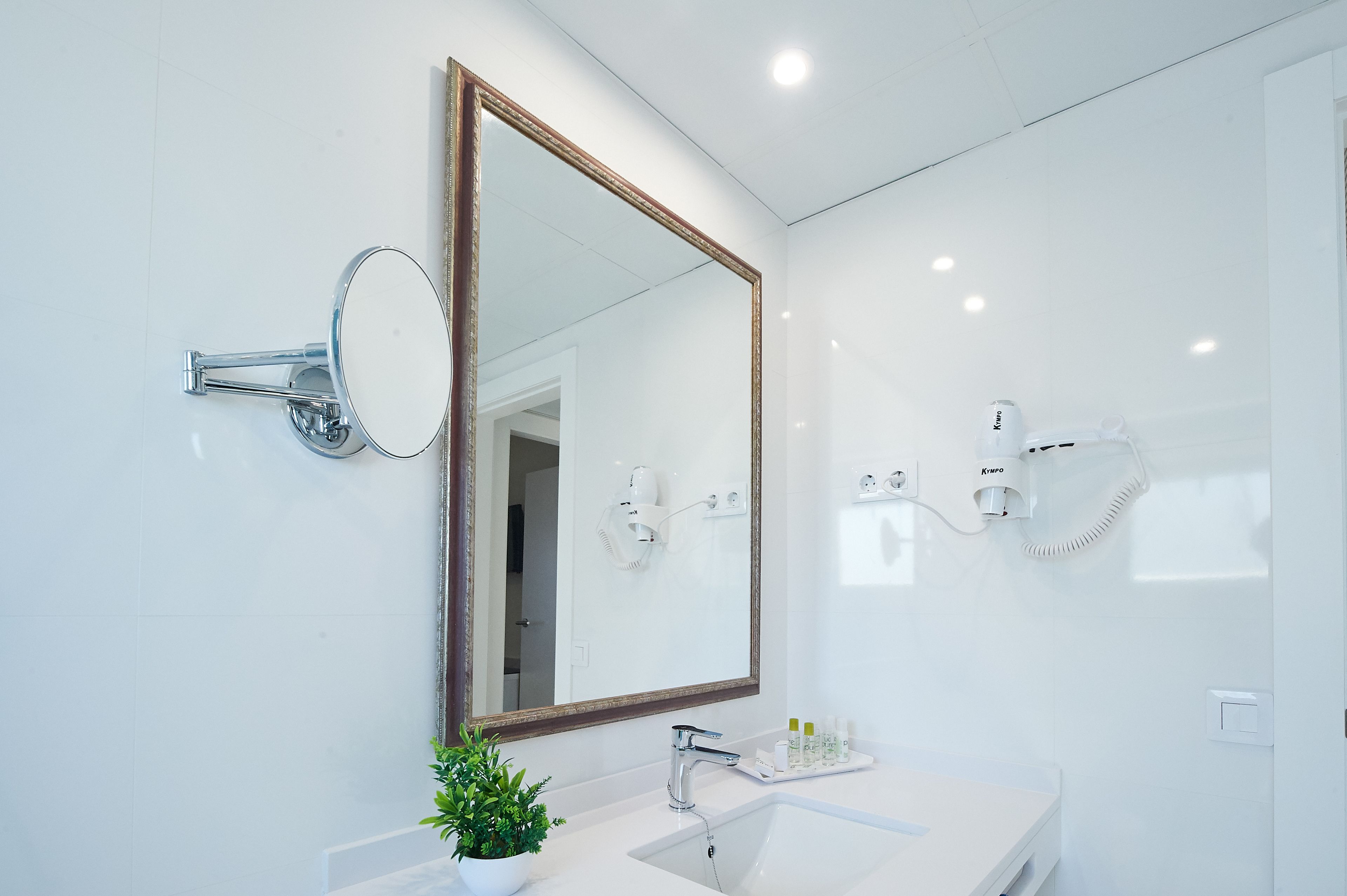 suite, 1 bedroom | bathroom amenities | hair dryer, towels