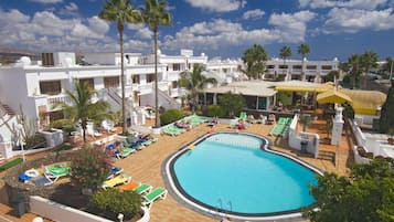 2 outdoor pools, pool loungers