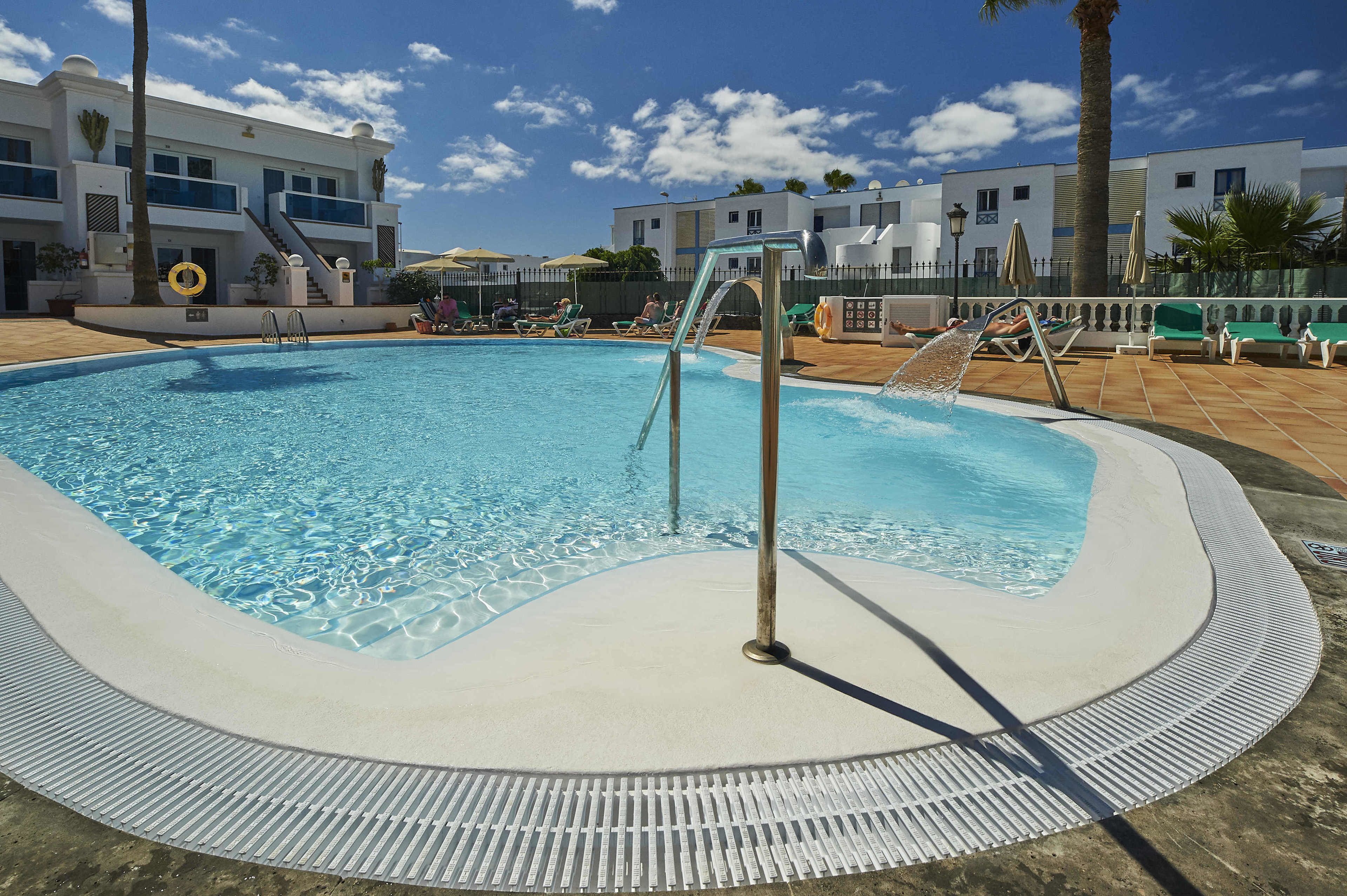 2 outdoor pools, pool loungers