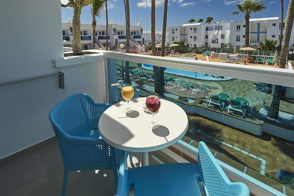 2 outdoor pools, pool loungers