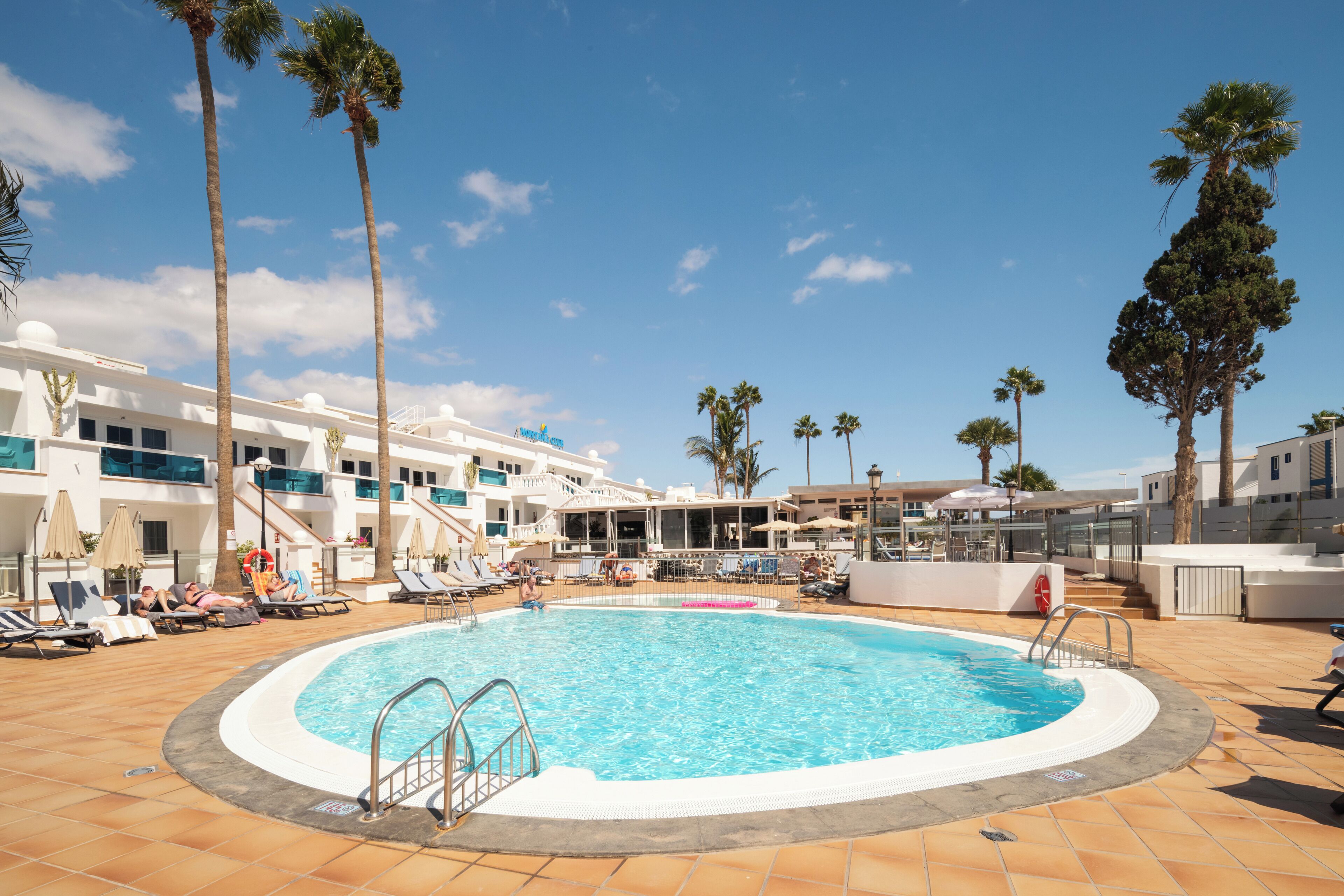 2 piscines a l'aire lliure i gandules 