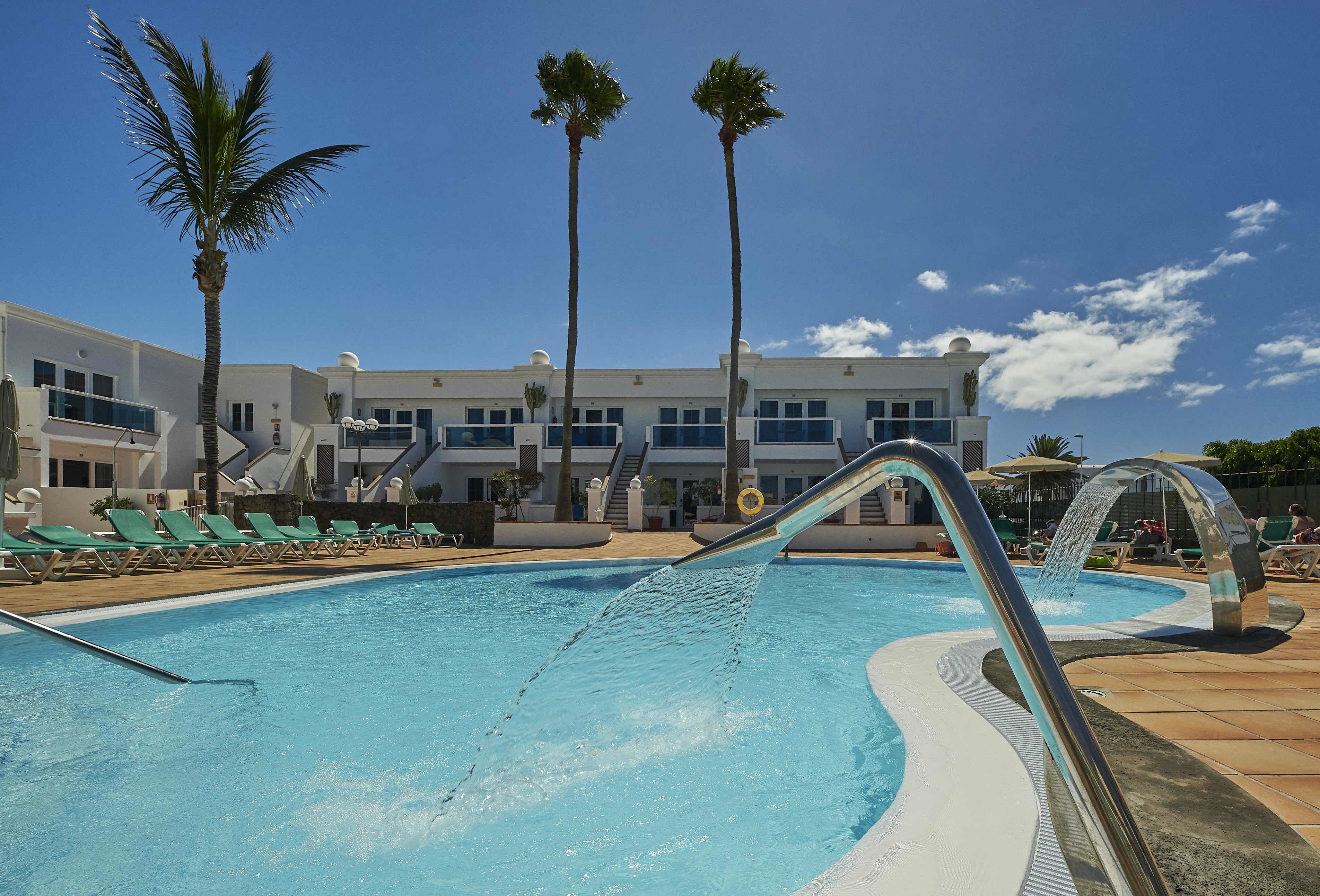 2 outdoor pools, pool loungers