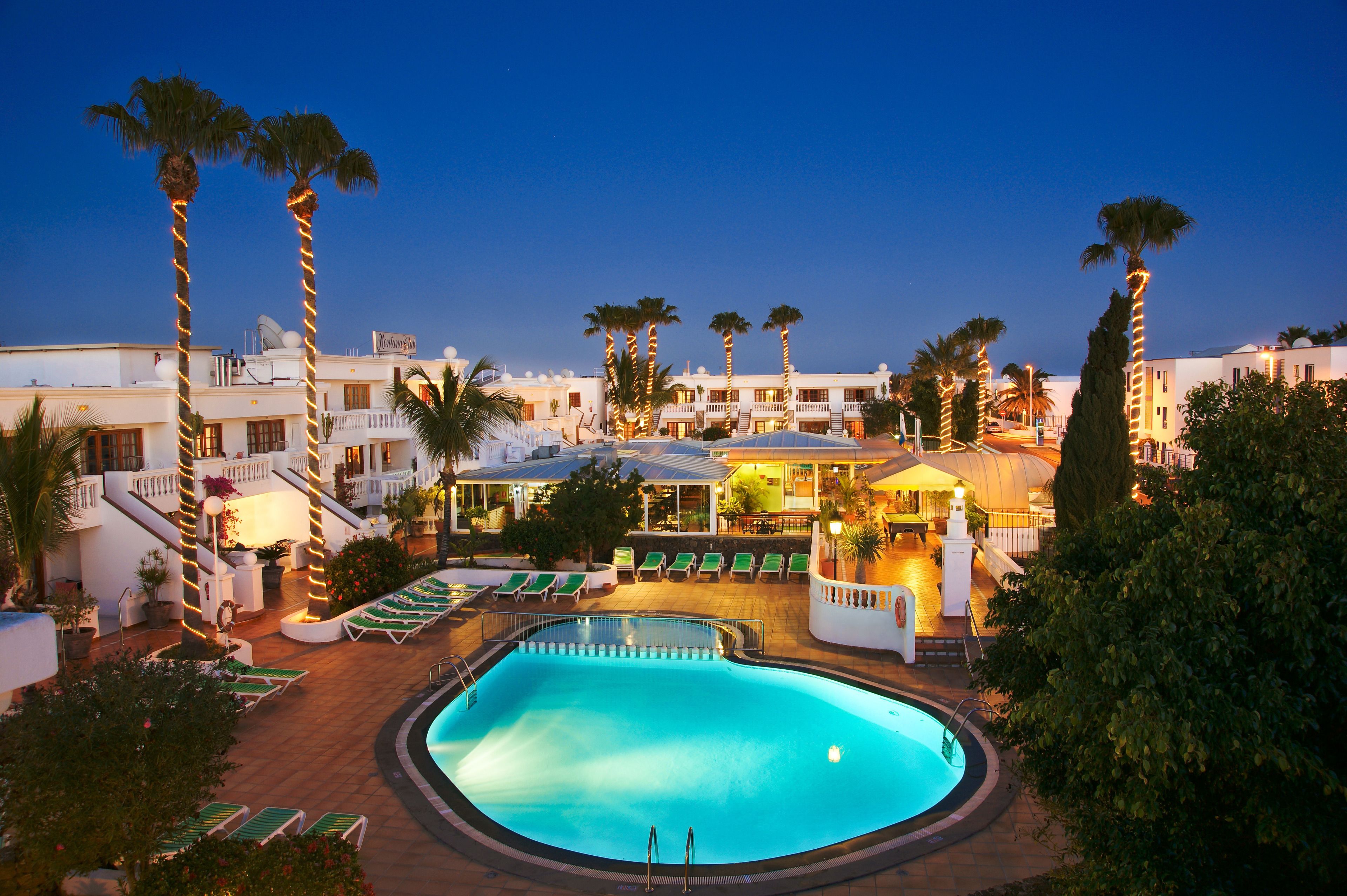 2 outdoor pools, pool loungers