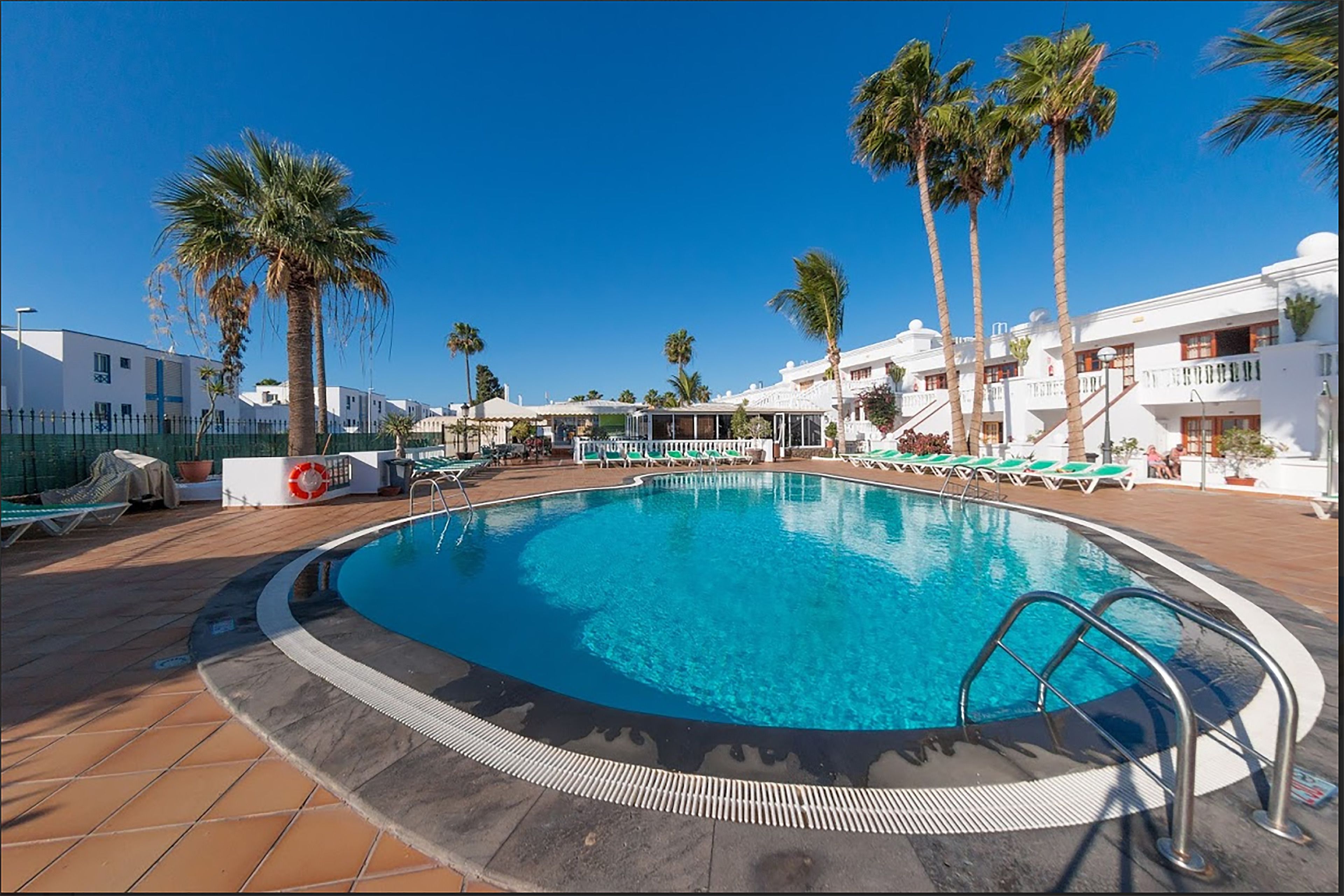 2 outdoor pools, pool loungers