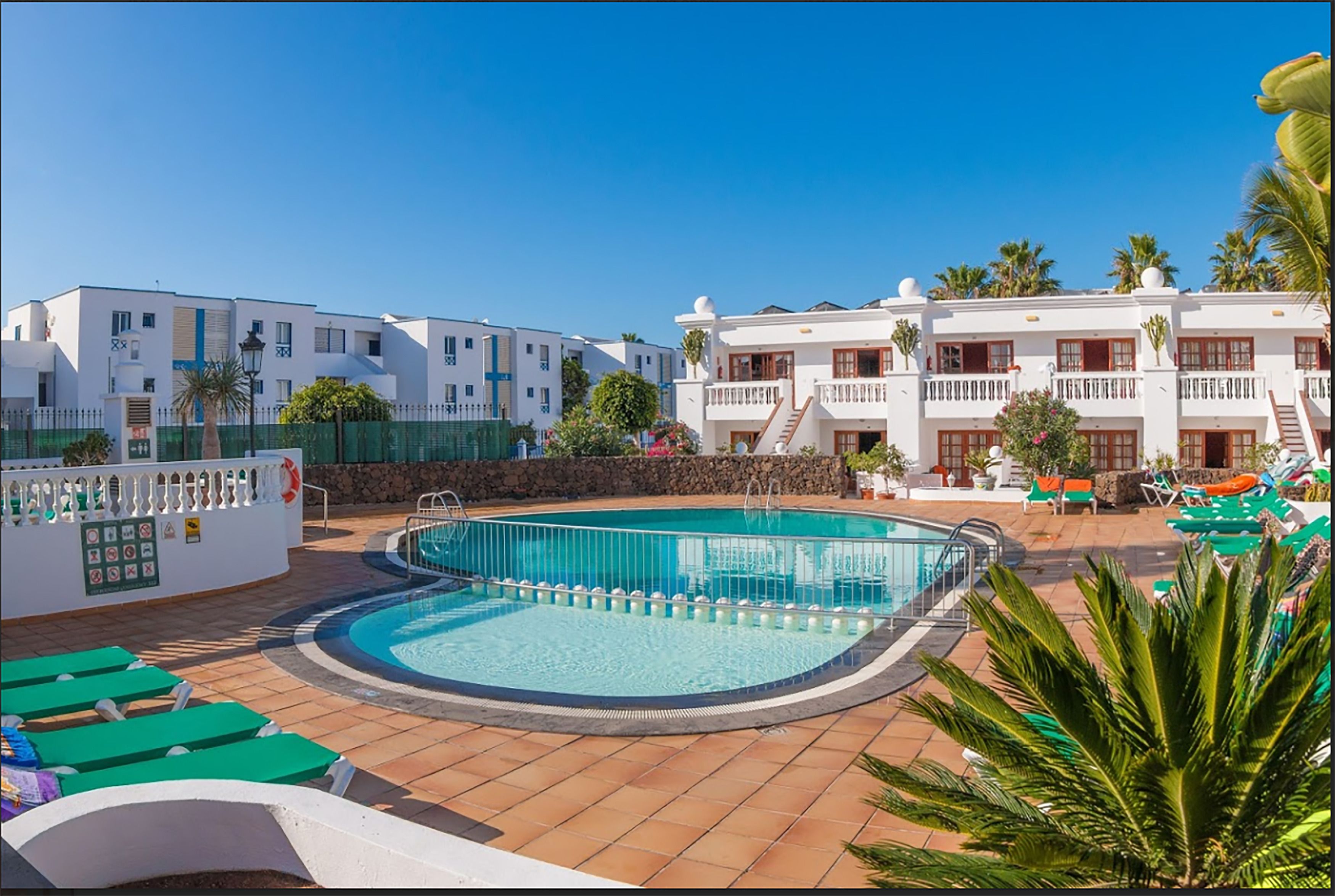 2 outdoor pools, pool loungers