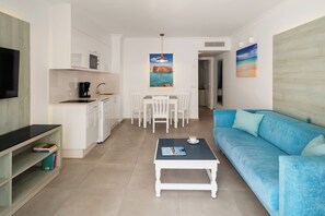 Suite, 1 Schlafzimmer | Wohnbereich | 32-Zoll-LCD-Fernseher mit Satellitenempfang, Fernseher
