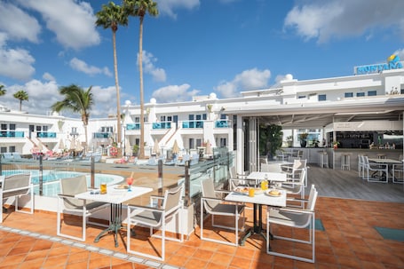 Desayuno a la carta diario (EUR 20 por persona). Montana Club Suite Hotel