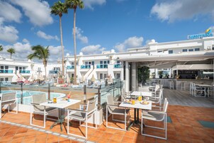 Daily cooked-to-order breakfast (EUR 20 per person)