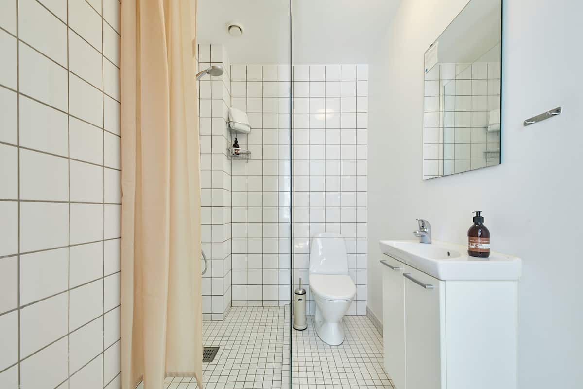 deluxe double room | bathroom | shower, hair dryer, towels