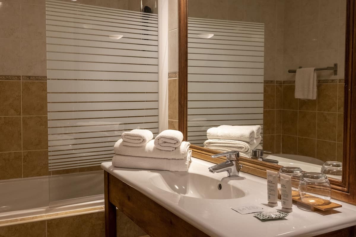 Baño | Tina y toallas