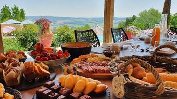 Kontinental morgenmad hver dag (24 EUR pr. person)