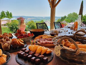 Daily continental breakfast (EUR 24 per person)