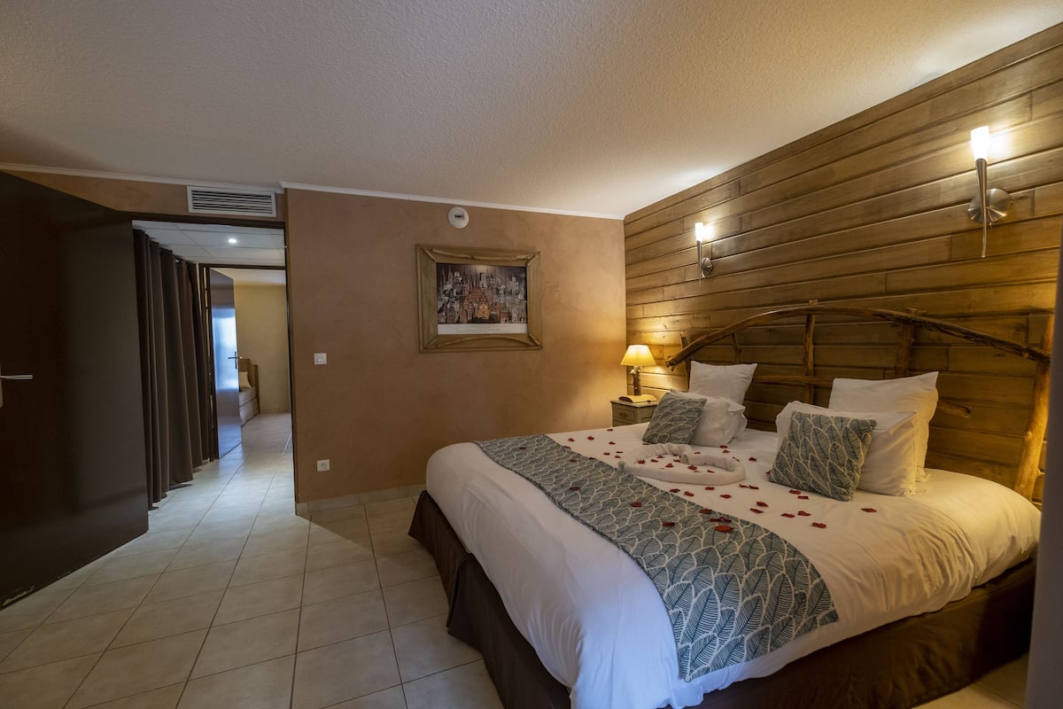 junior suite | premium bedding, pillow-top beds, in-room safe, blackout curtains