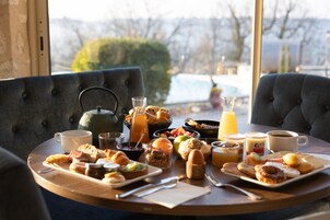 Café da manhã continental todos os dias (EUR 24 por pessoa) 