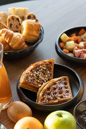 Daily continental breakfast (EUR 24 per person)