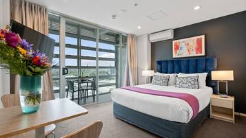 Studio Suite, 1 giường cỡ queen, ban công | 2 phòng ngủ, két bảo mật tại phòng, màn/rèm cản sáng