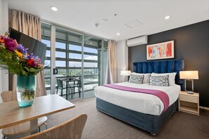 Studio Suite, 1 giường cỡ queen, ban công | Két bảo mật tại phòng, màn/rèm cản sáng, bàn ủi/dụng cụ ủi quần áo 