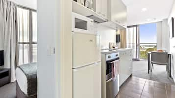 Apartamento standard, 2 quartos, sacada | Cozinha privada | Geladeira, micro-ondas, fogão, cooktop