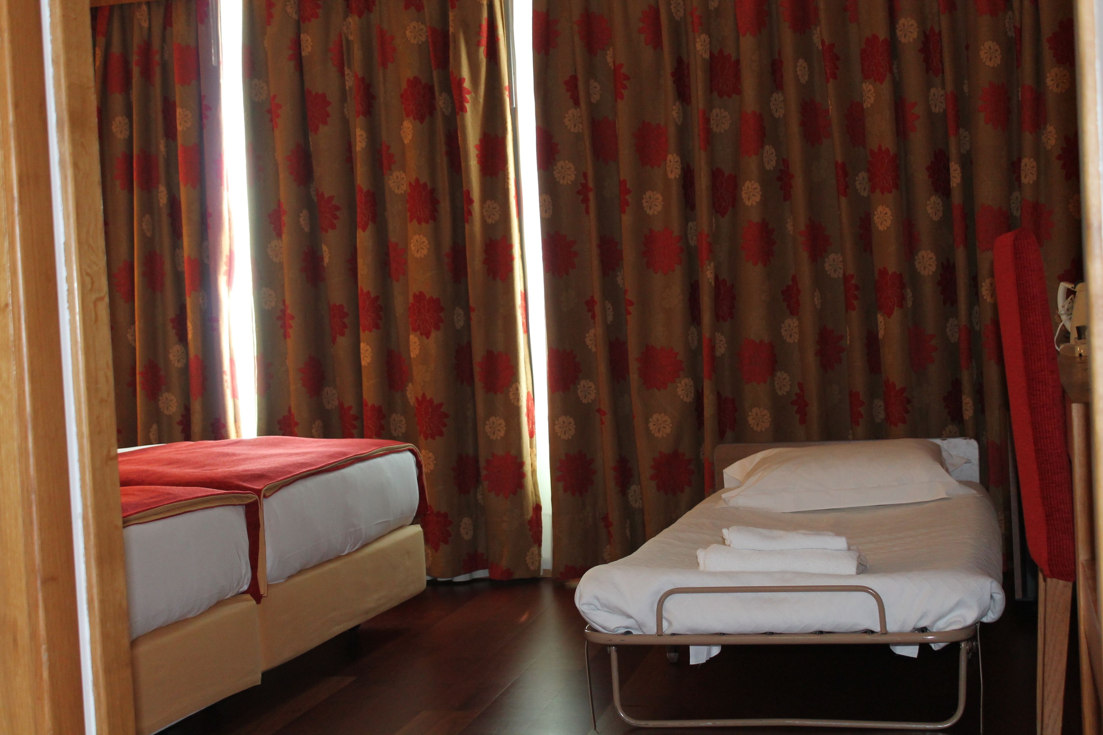 Standaard Twin kamer (with Extra Bed) | Donzen dekbedden, een minibar, een kluis op de kamer, een bureau