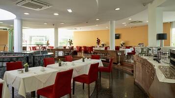 Desayuno buffet (EUR 8 por persona)