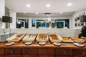 Petit déjeuner, déjeuner et dîner servis sur place
